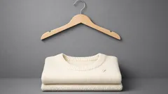 Pullover richtig aufhängen: 4 Tricks gegen Bügel-Beulen und ausgeleierte Schultern