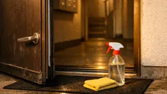 Eingangstür mit Weissessig reinigen: 5 Schritte gegen muffige Gerüche im Entrée