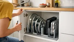 Mit Buchstützen statt Chaos: So ordnest du Pfannendeckel im Küchenschrank in 3 Minuten