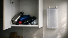 Trinkflaschen im Schrank ohne Chaos: mit dieser vertikalen Box sparst du sofort Platz
